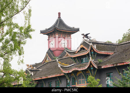 Chengdu, nella provincia del Sichuan, Cina - 17 Settembre 2017 : parte superiore dell edificio e la torre dell'orologio di Huaxi ovest della Cina Università di Scienze Mediche Foto Stock