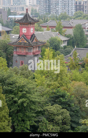 Chengdu, nella provincia del Sichuan, Cina - 17 Settembre 2017 : la torre dell'orologio di Huaxi ovest della Cina Università di Scienze Mediche vista aerea Foto Stock