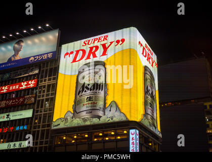 Il famoso Asahi Super Dry birra insegna al neon nel quartiere Dotonbori di Osaka, in Giappone. Foto Stock