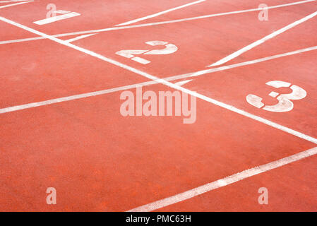 1 2 3 arancione piste di atletica di close-up in uno stadio Foto Stock