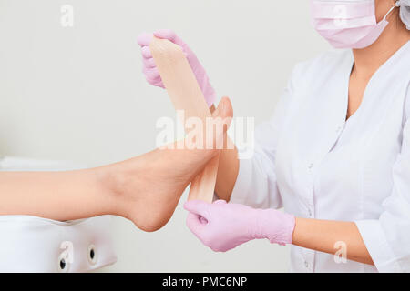 Paziente sul pedicure medica procedura visitando podiatrist.Podologic polimero piastre di gel.Protezione della pelle ulcerazioni cutanee.Bedsore prevenzione.piede treatmen Foto Stock