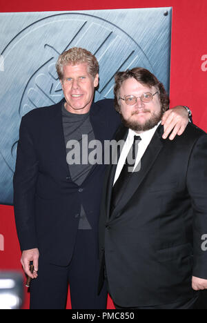 "Hellboy' Premiere 3/30/04 Ron Pearlman & Dir. Guillermo del Toro Foto di Giuseppe Martinez / PictureLux Riferimento File # 21790 0038PLX per solo uso editoriale - Tutti i diritti riservati Foto Stock