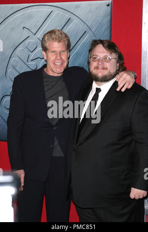 "Hellboy' Premiere 3/30/04 Ron Pearlman & Dir. Guillermo del Toro Foto di Giuseppe Martinez / PictureLux Riferimento File # 21790 0039PLX per solo uso editoriale - Tutti i diritti riservati Foto Stock