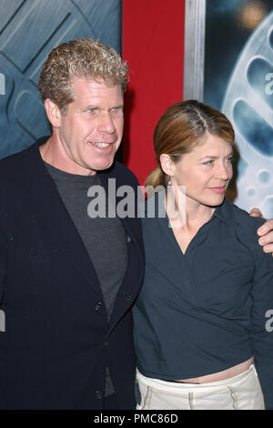 "Hellboy' Premiere 3/30/04 Ron Pearlman & Linda Hamilton Foto di Giuseppe Martinez / PictureLux Riferimento File # 21790 0079PLX per solo uso editoriale - Tutti i diritti riservati Foto Stock