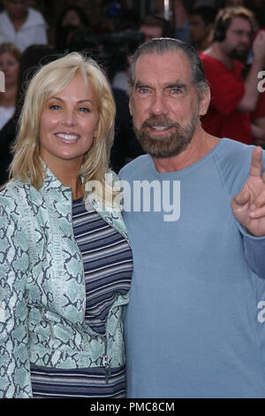 "Io, Robot" Premiere 7-7-2004 John Paul DeJoria e moglie Eloise Foto di Giuseppe Martinez / PictureLux Riferimento File # 21872 0045PLX per solo uso editoriale - Tutti i diritti riservati Foto Stock