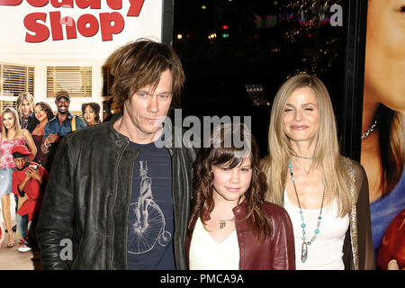 'Bellezza' (Premiere) Kevin Bacon, figlia Sosie Ruth Bacon, Kyra Sedgwick 03-24-2005 / Mann Teatro Nazionale / Westwood, CA Foto di Giuseppe Martinez / PictureLux Riferimento File # 22363 0064-picturelux per solo uso editoriale - Tutti i diritti riservati Foto Stock