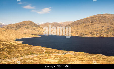 Loch Treig serbatoio sotto montagne di Nevis massiccio in West Highlands della Scozia, come osservata dal West Highland linea ferroviaria. Foto Stock