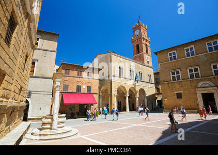 Municipio presso la Piazza Pio II a Pienza, Toscana, Italia Foto Stock