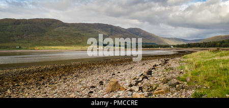 Le montagne della penisola di Applecross scendono verso le spiagge rocciose sulle rive dell'Oceano Atlantico a Applecross villaggio nel west Highlands Foto Stock