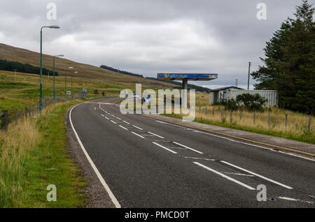 Inverness, Scotland, Regno Unito - 25 Settembre 2013: una in disuso ed abbandonato rurale stazione di benzina sul lato di una strada832 a Achnasheen in remoto la St Foto Stock