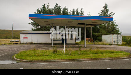 Inverness, Scotland, Regno Unito - 25 Settembre 2013: una in disuso ed abbandonato rurale stazione di benzina sul lato di una strada832 a Achnasheen in remoto la St Foto Stock