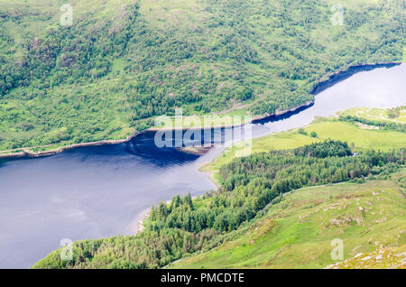 Loch Leven, una simile a un fiordo di ingresso del mare, si restringe tra le montagne del West Highlands della Scozia. Foto Stock