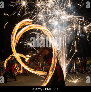 Djurdjevo, Serbia - Settembre 07, 2018: lunga esposizione foto con dancing fire artisti, divertente folla con fuochi d'artificio di torce di giocoleria. Foto Stock