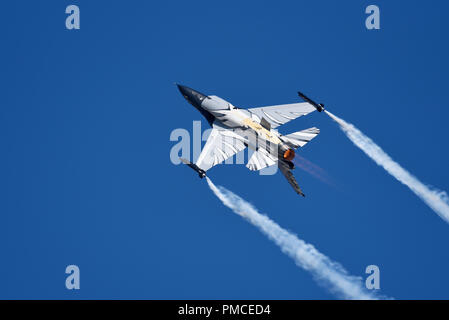 Belgian Air Force F-16 Fighting Falcon chiamato Dark Falcon volando al Royal International Air Tattoo, RIAT, 2018 Foto Stock