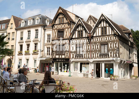 La gente seduta al di fuori di un bar, Place de L'Hotel de Ville in Auxerre Town Center, Borgogna, in Francia, in Europa Foto Stock