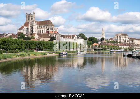 La cathédrale Saint-Étienne (sinistra) e l'Abbaye Saint-Germain (destra) in Auxerre, Borgogna, in Francia, in Europa Foto Stock