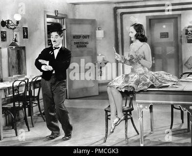 Charles Chaplin e Paulette Goddard, 'Moderne volte' (1936) United Artists Riferimento File # 33536 934THA per solo uso editoriale - Tutti i diritti riservati Foto Stock