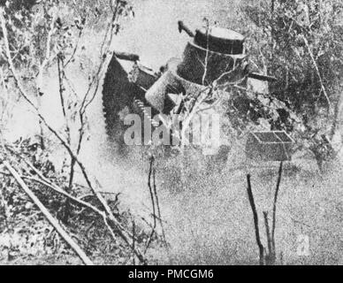 Filippine invasione, 1941-1942. Un serbatoio di giapponese avanza attraverso la giungla di Bataan, 1942. Foto Stock