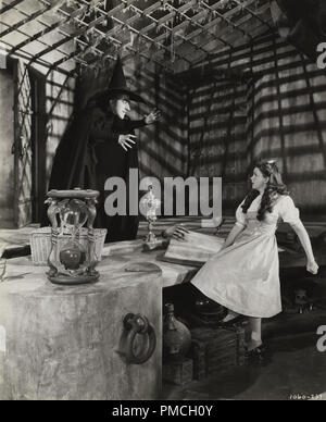 Judy Garland, Margaret Hamilton, in "Il mago di Oz' (MGM, 1939). Riferimento al file # 33635 254THA Foto Stock