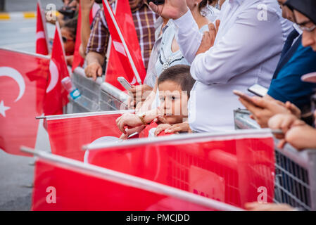 Unidentified Bambino guarda la parata militare a bagno turco 30 Agosto la Giornata della vittoria in Istanbul, Turchia.30 Agosto 2018 Foto Stock