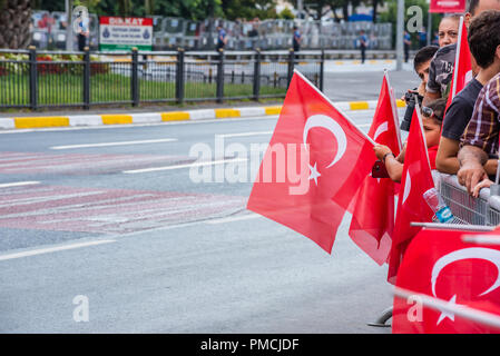 Persone non identificate guardare la parata militare a bagno turco 30 Agosto la Giornata della vittoria in Istanbul, Turchia.30 Agosto 2018 Foto Stock