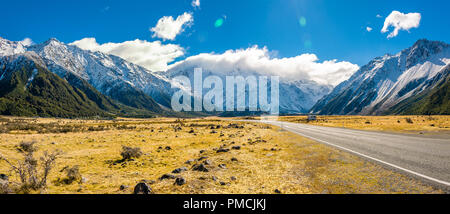 Strada per Monte Cook. Ampia vista dalla strada che conduce al Monte Cook, Nuova Zelanda. Foto Stock