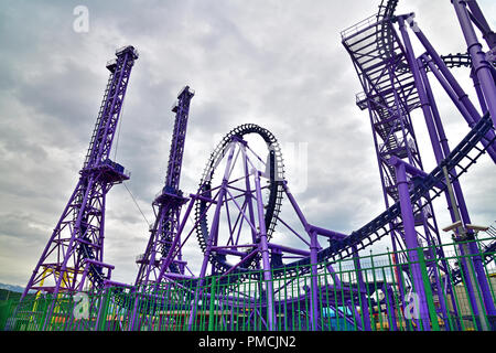 Attrazione roller coaster tiro da sotto Foto Stock