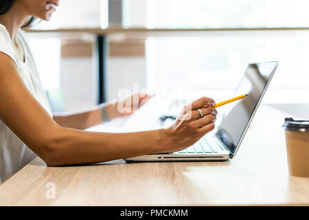 Mani di imprenditrice lavorando sul computer portatile con dati grafici. Relazione finanziaria con grafico e dati, donna di mani al lavoro Foto Stock