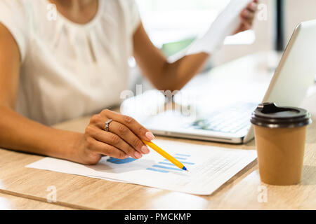 Mani di imprenditrice lavorando sul computer portatile con dati grafici. Relazione finanziaria con grafico e dati, donna di mani al lavoro Foto Stock