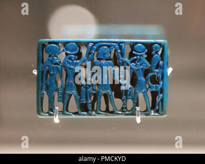 La placca. Blue faience. Collana. Terzo Periodo Intermedio. c. 1069-664 BC. Tonno el-Gebel, Egitto. British Museum. Londra. Foto Stock