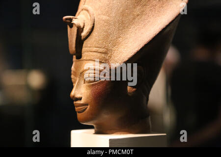 L'Egitto. Testa di Amenhotep III. Indossa la Corona Blu Egitto. Nuovo Regno. Dynasty 18, 1386-1349 A.C. British Museum. Londra. Foto Stock