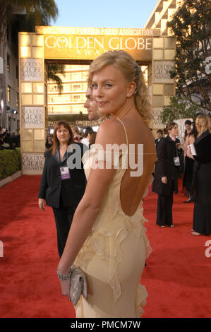 Arrivati al 61st annuale "Golden Globe Awards' 01-25-2004 Charlize Theron, svoltasi presso il Beverly Hilton Hotel di Beverly Hills, CA. Riferimento al file # 1079 083PLX per solo uso editoriale - Foto Stock