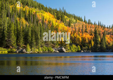 Inizio autunno riflesso in Bear Lake nel Parco Nazionale delle Montagne Rocciose, Estes Park, Colorado. Foto Stock