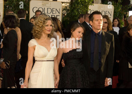 Hollywood Foreign Press Association presenta il 2007 'Golden Globe Awards - 64th annuale" (arrivi) Kyra Sedgwick, Sosie Bacon, Kevin Bacon 1-15-07 Foto Stock