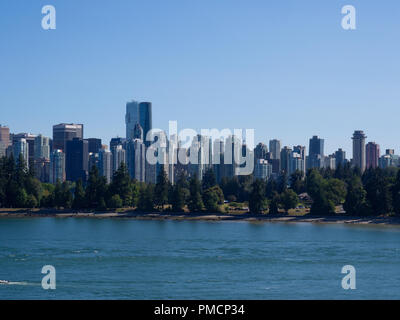 Il centro di Vancouver da fuori sul porto Foto Stock