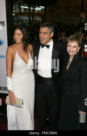 "Ocean's Twelve' Premiere 12-8-2004 Lisa Snowden, George Clooney, Nina Warren (MOM) Foto di Giuseppe Martinez - Tutti i diritti riservati Riferimento File # 22076 0043PLX per solo uso editoriale - Tutti i diritti riservati Foto Stock