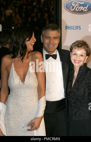 "Ocean's Twelve' Premiere 12-8-2004 Lisa Snowden, George Clooney, Nina Warren (MOM) Foto di Giuseppe Martinez - Tutti i diritti riservati Riferimento File # 22076 0046PLX per solo uso editoriale - Tutti i diritti riservati Foto Stock