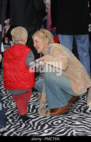 'Racing strisce' Premiere Sharon Stone con il figlio Stefano 1-08-2005 Foto di Giuseppe Martinez - Tutti i diritti riservati Riferimento File # 22215 0080PLX per solo uso editoriale - Foto Stock