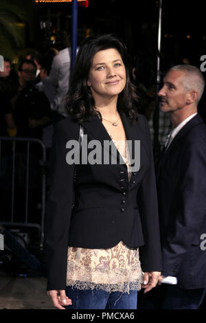 "Nel Blu" (Premiere) Daphne Zuniga 09-21-2005 / Mann Village Theatre / Westwood, CA / Sony Pictures / Foto di Giuseppe Martinez / PictureLux Riferimento File # 22476 0044PLX per solo uso editoriale - Tutti i diritti riservati Foto Stock