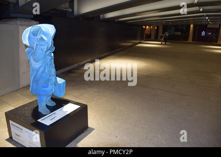 Paddington Bear statua dal canal vicino alla stazione di Paddington, Londra UK Agosto 2018 Foto Stock