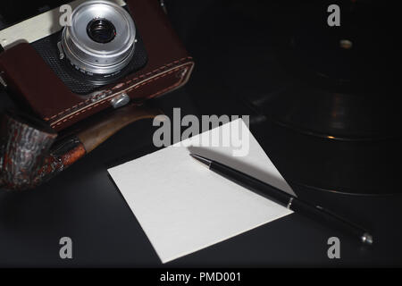 Piastra di vinile e fotocamera retrò Foto Stock