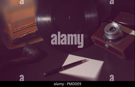Piastra di vinile e fotocamera retrò Foto Stock