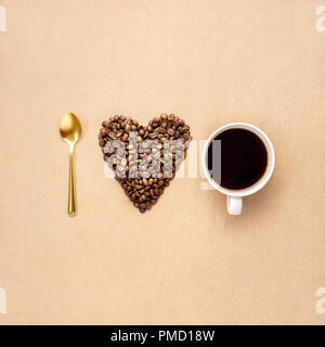 Concetto creativo foto del cuore di caffè con tazza e cucchiaio su sfondo marrone. Foto Stock