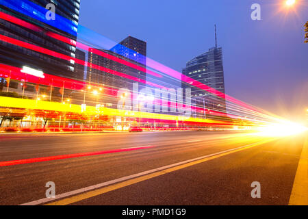 I sentieri di luce sull'edificio moderno sfondo in Cina a Shanghai. Foto Stock