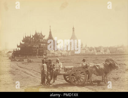 [Pagoda e Kyaung costruito dal capitano del re Thibaw Min's Bodyguard]. Data/Periodo: ca. 1890. Stampa. Albume d'argento. Altezza: 184 mm (7,24 in); larghezza: 262 mm (10,31 in). Autore: Felice Beato. Foto Stock