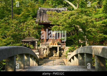 Piccolo sacrario scintoista nel giardino giapponese di Kyoto, Giappone Foto Stock