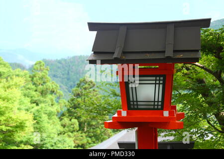 Rosso giapponese lanterna (in Kurama) Foto Stock