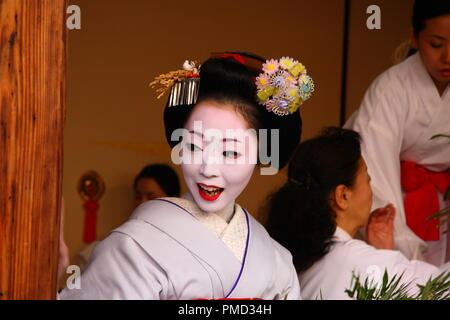 Geisha giapponese partecipa su un tradizionale nuovo anno cerimonia nel quartiere di Gion di Kyoto. Foto Stock