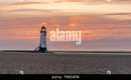 Serata di nuvole a punto di Ayr Lighthouse vicino a Talacre, Flintshire, Wales, Regno Unito Foto Stock