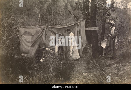 Ladies' vasca da bagno. Data/Periodo: 1903. Immagine. Fotografia. Altezza: 96 mm (3.77 in); larghezza: 148 mm (5,82 in). Autore: Archibald James Campbell. Foto Stock